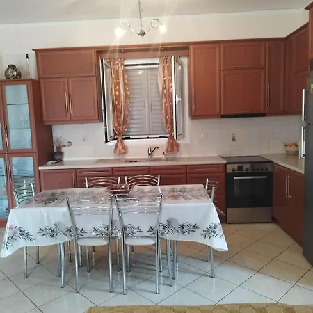 ήσυχο οικογενειακό σπίτι. *